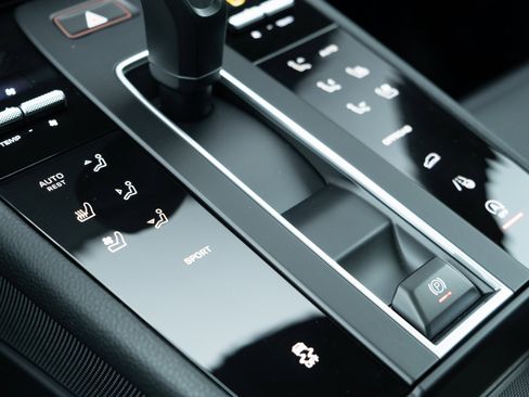 Certified 2025 Porsche Macan image 25