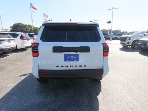 Used 2025 Toyota 4Runner SR5 RWD image 12