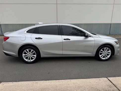 Used 2018 Chevrolet Malibu LT FWD image 16