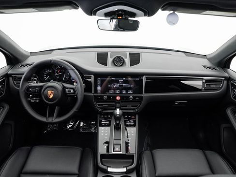 Certified 2025 Porsche Macan image 22