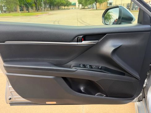 Used 2019 Toyota Camry SE FWD image 11