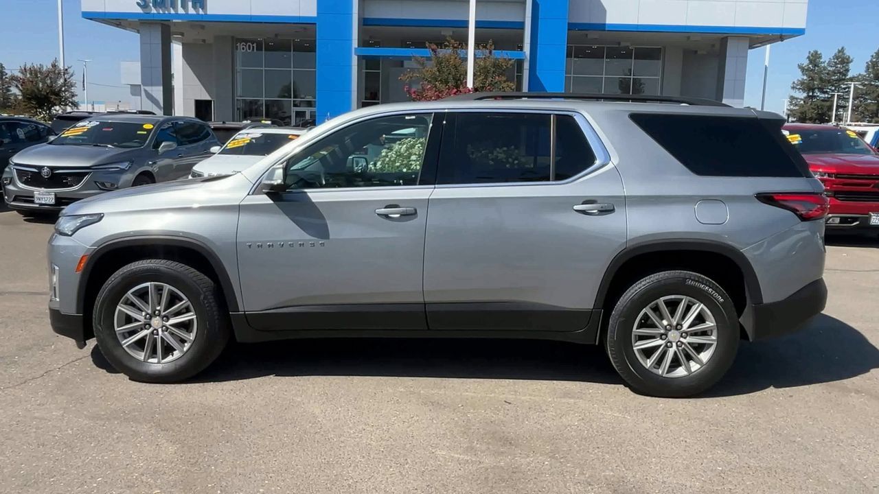 Used 2023 Chevrolet Traverse LT w/ LPO, Cargo Package FWD image 4