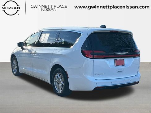 Used 2024 Chrysler Pacifica Touring-L image 7
