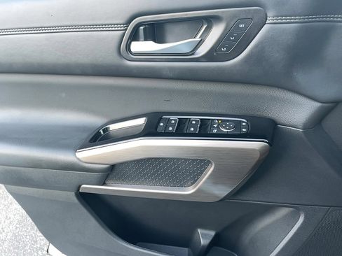 Used 2025 Nissan Pathfinder Platinum image 30