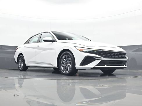 Certified 2024 Hyundai Elantra SEL FWD image 24