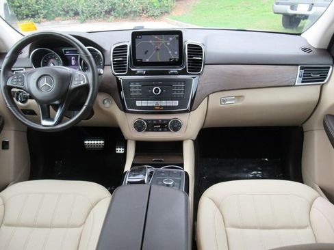 Used 2019 Mercedes-Benz GLE 400 4MATIC image 12