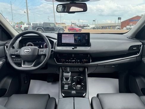 Used 2025 Nissan Rogue SL w/ Tech Package FWD image 8