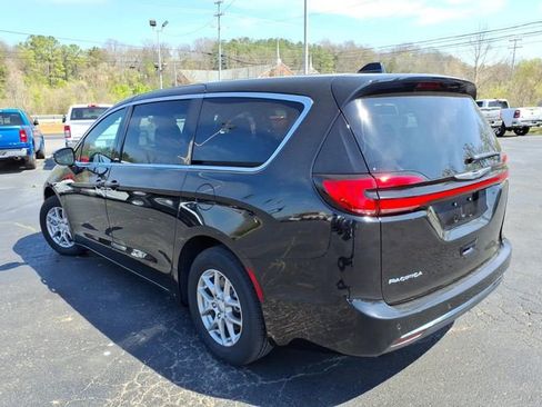 Used 2025 Chrysler Pacifica Select FWD image 16