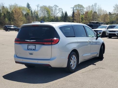 Used 2023 Chrysler Pacifica Touring-L FWD image 2