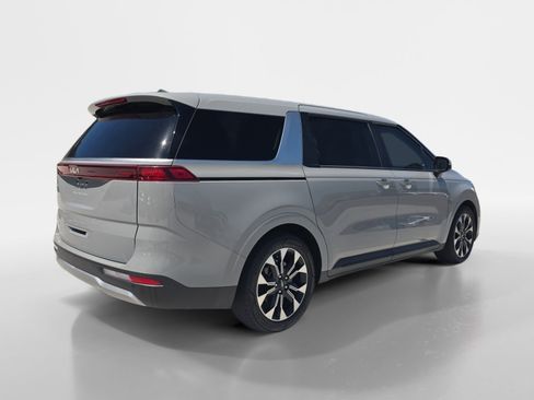 Used 2024 Kia Carnival EX FWD image 3