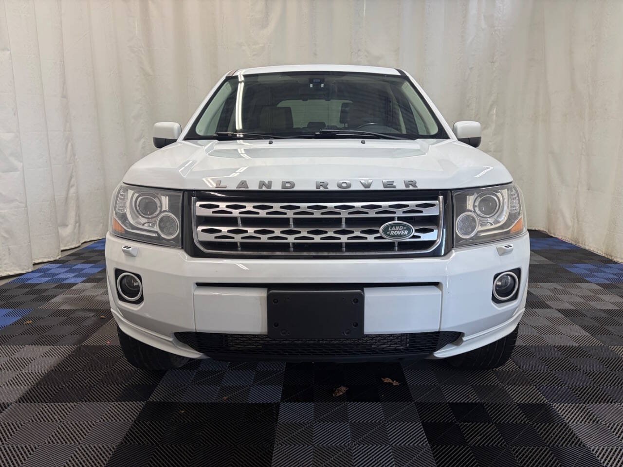 Used 2015 Land Rover LR2 AWD/4WD image 4