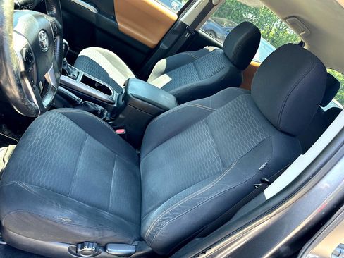 Used 2017 Toyota Tacoma SR5 image 22