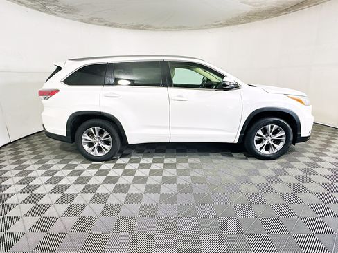 Used 2015 Toyota Highlander XLE FWD image 2