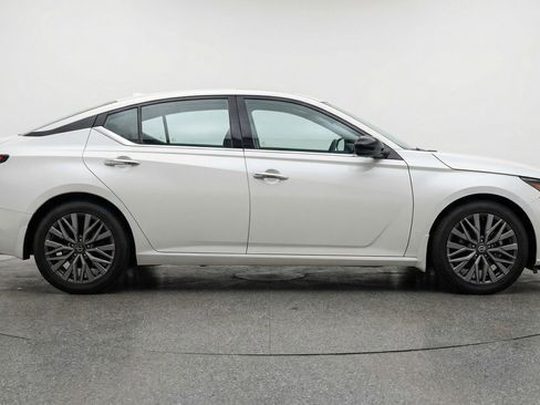 Used 2025 Nissan Altima 2.5 SV FWD image 11