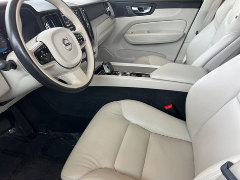 Used 2023 Volvo XC60 B5 Plus image 9