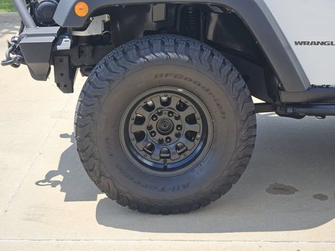 Used 2013 Jeep Wrangler Unlimited Rubicon w/ Connectivity Group AWD/4WD image 12