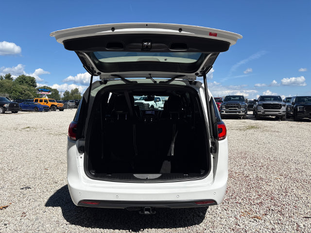 Used 2025 Chrysler Pacifica Limited w/ Trailer Tow Group AWD/4WD image 13