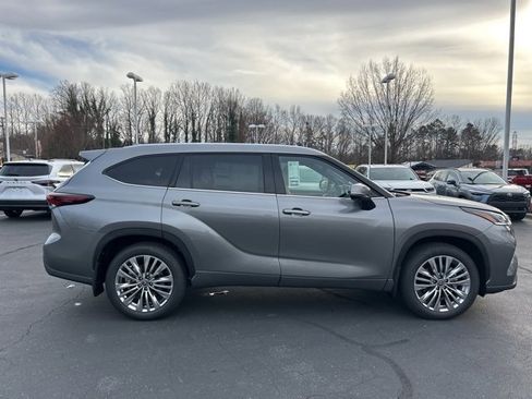 New 2026 Toyota Highlander Platinum image 4