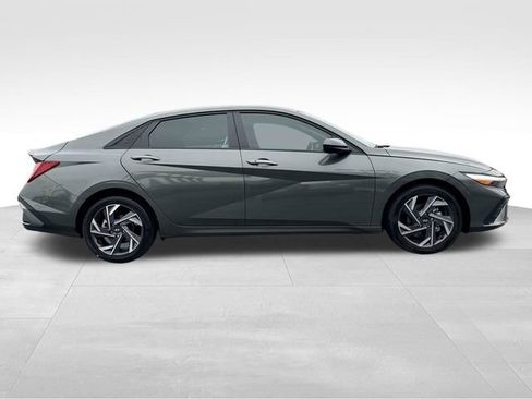 Used 2025 Hyundai Elantra Sport image 2