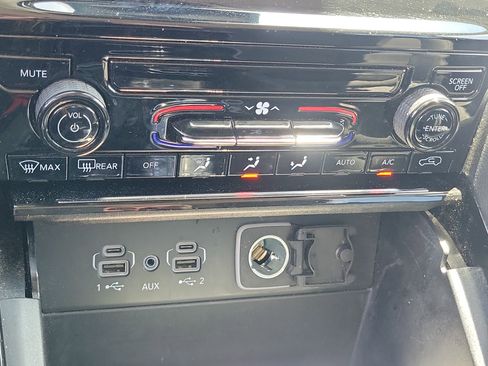 Used 2023 Jeep Grand Cherokee L Laredo image 23