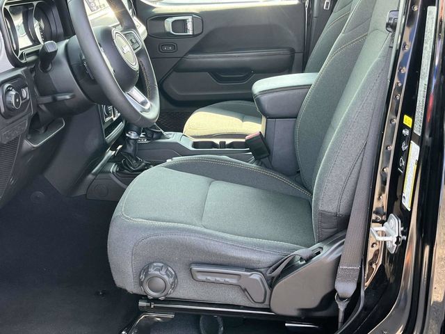 Used 2025 Jeep Wrangler Unlimited Sahara AWD/4WD image 13