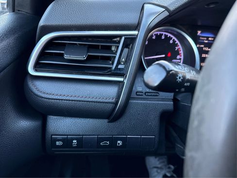 Used 2018 Toyota Camry LE FWD image 25