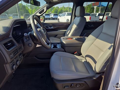 Used 2024 Chevrolet Tahoe Z71 w/ Luxury Package AWD/4WD image 18