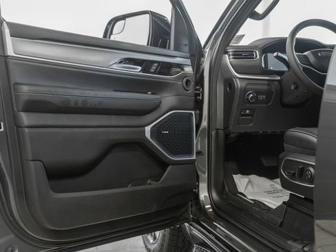 New 2026 Jeep Grand Wagoneer 4WD image 39