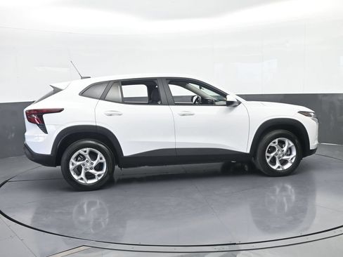 Used 2025 Chevrolet Trax LS w/ LS Convenience Package FWD image 7