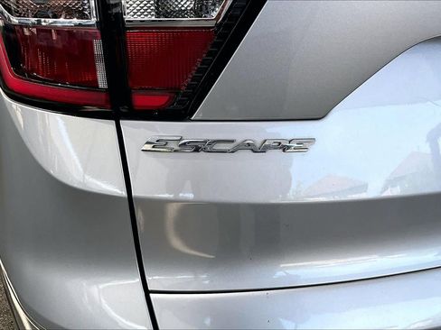 Used 2017 Ford Escape SE w/ Equipment Group 201A FWD image 10