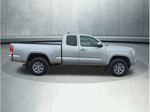 Used 2017 Toyota Tacoma SR5 image 6