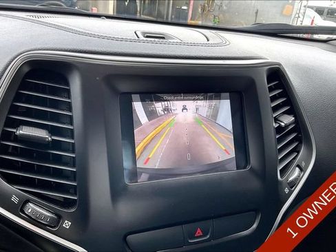 Used 2019 Jeep Cherokee Latitude w/ Popular Appearance Group FWD image 20