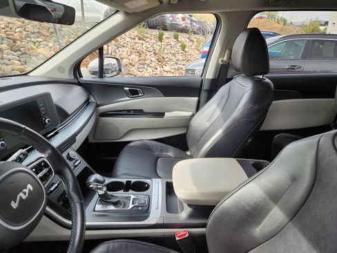 Used 2022 Kia Carnival LX image 18