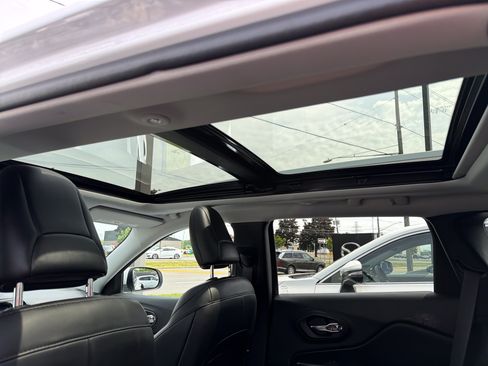 Used 2019 Jeep Cherokee Limited AWD/4WD image 24
