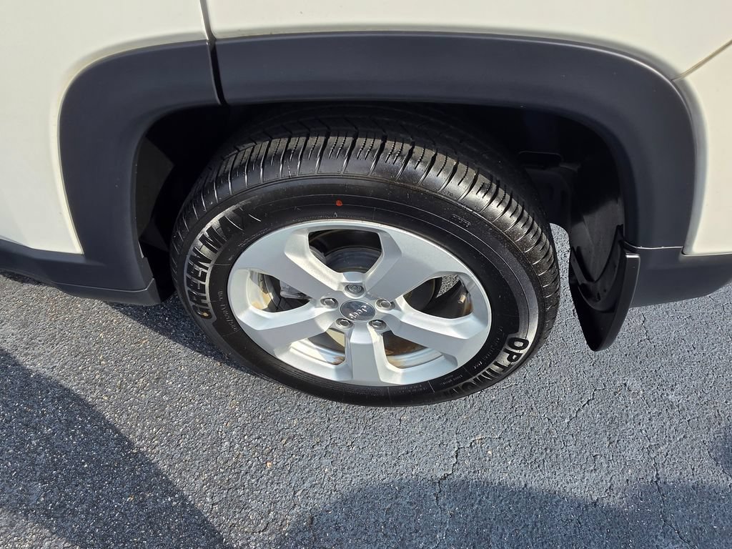 Used 2018 Jeep Compass Latitude FWD image 9