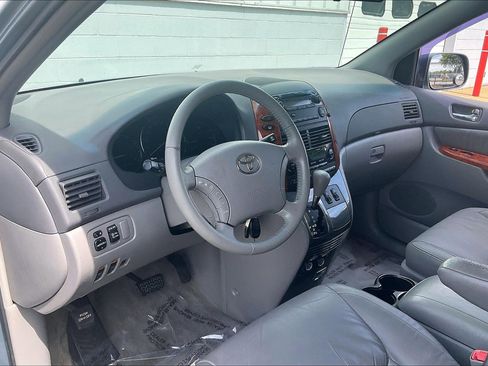 Used 2010 Toyota Sienna XLE FWD image 18