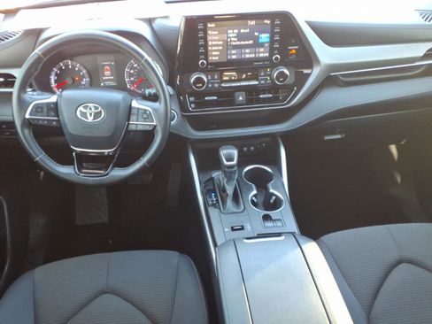 Certified 2020 Toyota Highlander LE FWD image 11