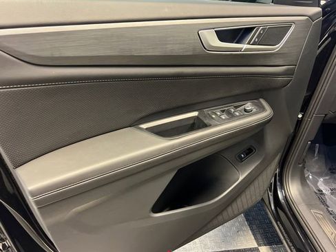 Certified 2025 Volkswagen Atlas Cross Sport SE FWD image 8