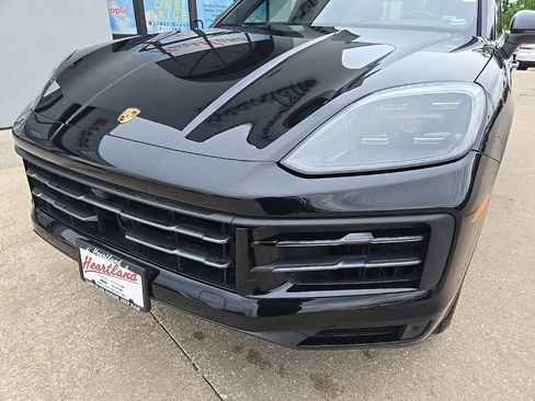 Used 2024 Porsche Cayenne w/ Premium Package AWD/4WD image 18