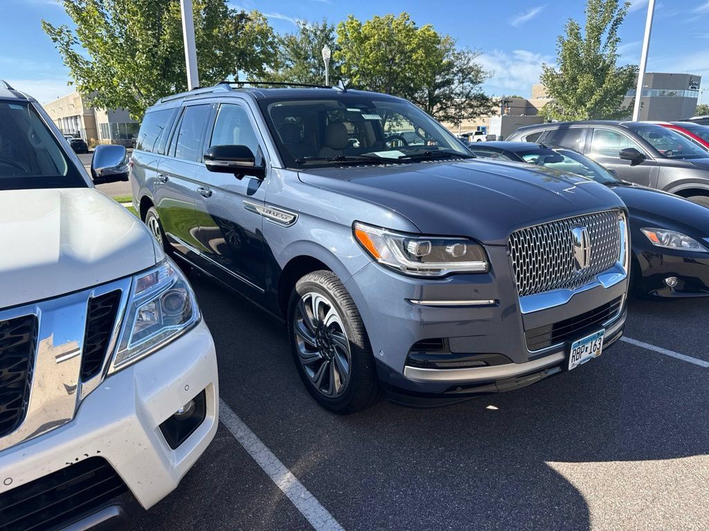 Used 2023 Lincoln Navigator L Reserve AWD/4WD image 1