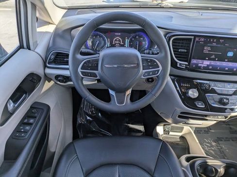 Used 2024 Chrysler Pacifica Touring-L image 13