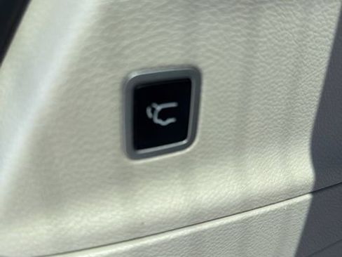 Used 2023 Chrysler Pacifica Touring-L FWD image 18