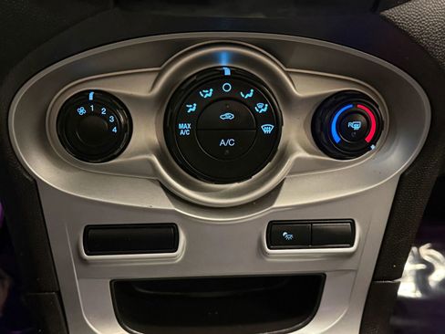 Used 2015 Ford Fiesta SE image 32