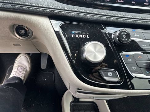 Used 2024 Chrysler Pacifica Limited FWD image 24