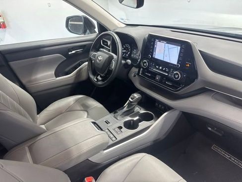 Used 2021 Toyota Highlander XLE FWD image 30