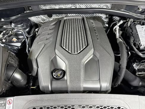 Certified 2025 Porsche Macan AWD/4WD image 25