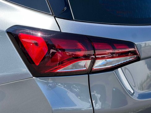 Used 2023 Chevrolet Equinox LS w/ Midnight Edition FWD image 9