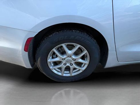 Used 2024 Chrysler Pacifica Touring-L FWD image 27