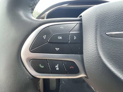 Used 2023 Chrysler Pacifica Limited FWD image 25