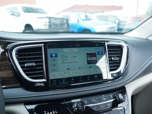 Used 2024 Chrysler Pacifica Limited image 20